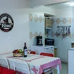 Niki's Traditional House *